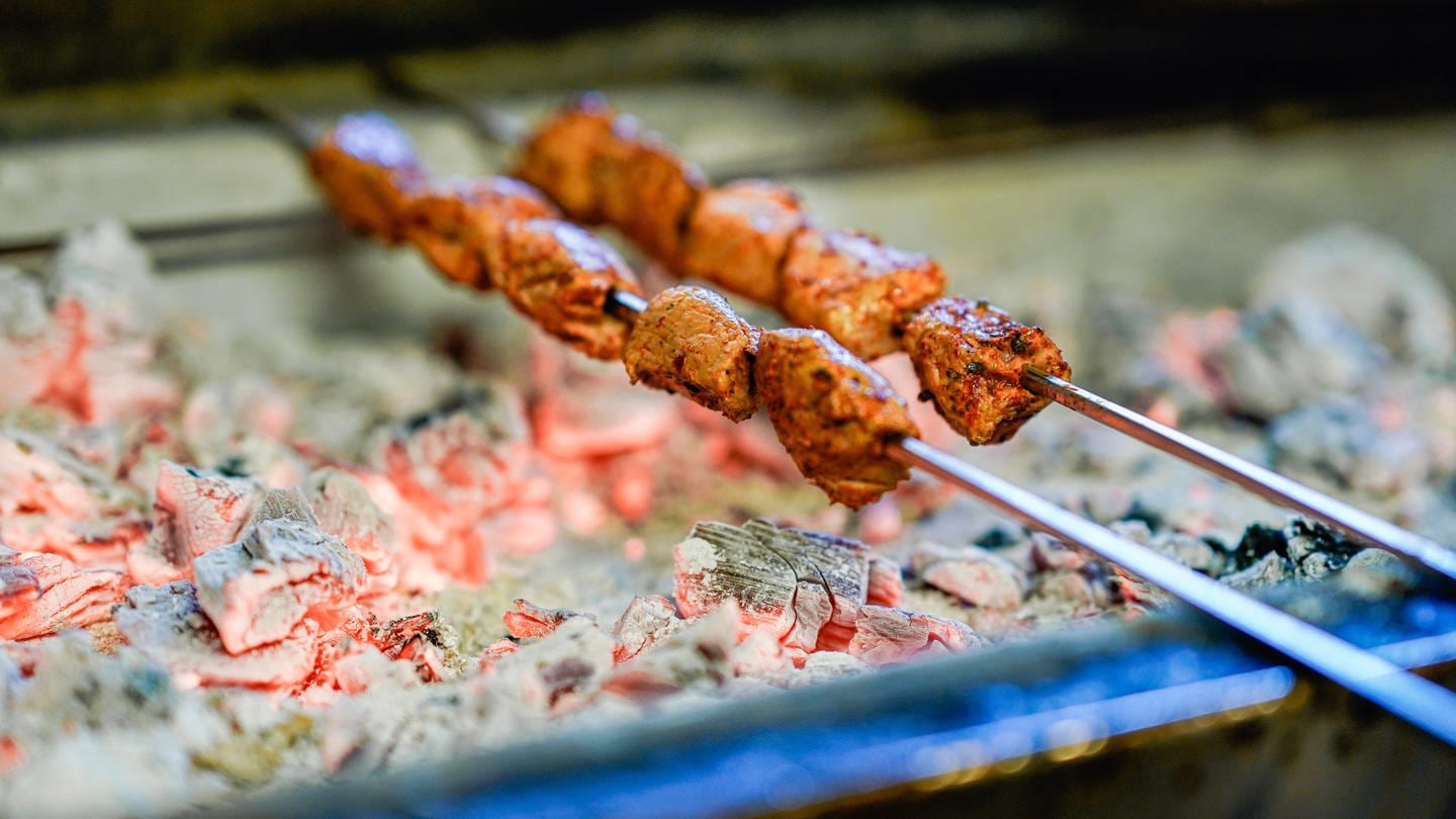 Fleischspieße werden im türkischen Restaurant «Lale» auf einen Holzkohlegrill gelegt. In Mannheim säumen 16 Kebabrestaurants den historischen Marktplatz. Anwohner fühlen sich von den Ausdünstungen der Holzkohlegrills belästigt. (Foto: dpa Bildfunk, picture alliance/dpa | Uwe Anspach)