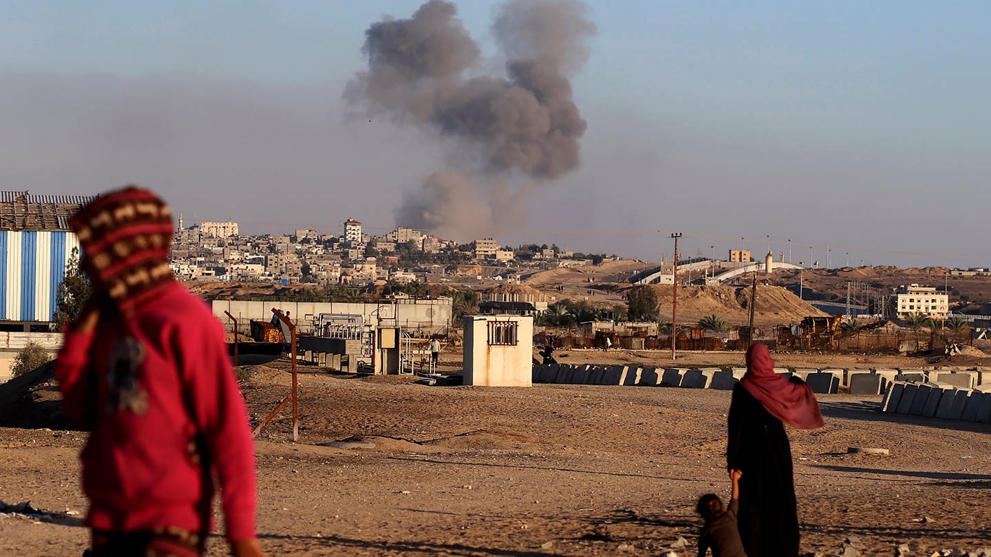 Nach einem israelischen Luftangriff auf Gebäude in der Nähe der Trennmauer zwischen Ägypten und Rafah im südlichen Gazastreifen steigt Rauch auf. (Foto: dpa Bildfunk, Picture Alliance)