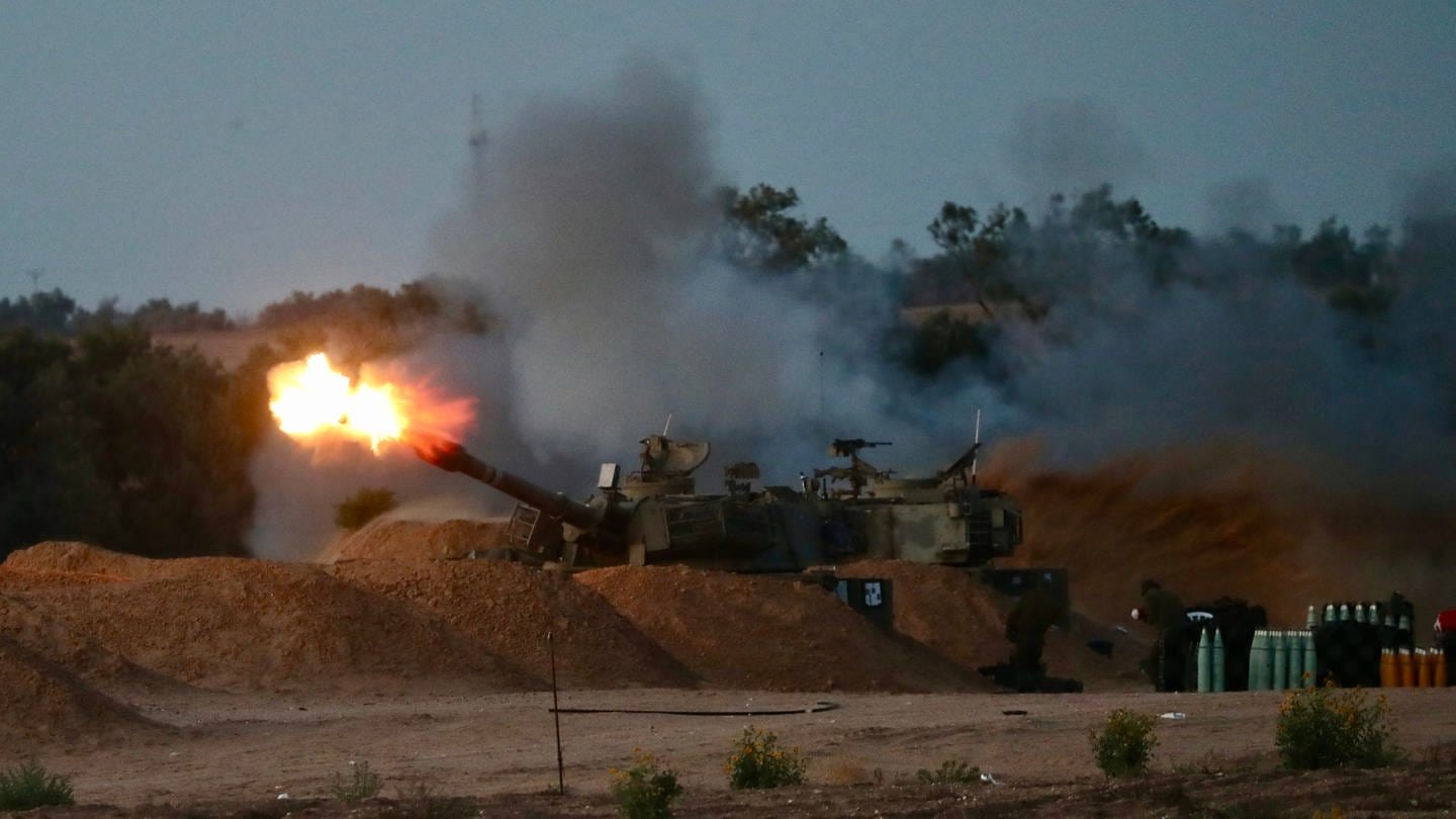 Eine israelische Panzerhaubitze feuert in der Nähe des Kerem Shalom Grenzübergangs im Süden Israels eine Granate auf den Gazastreifen ab. (Foto: dpa Bildfunk, picture alliance/dpa/Xinhua | Jamal Awad)