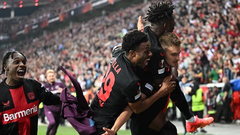 Fußball: Europa League, Bayer Leverkusen - AS Rom, K.o.-Runde, Halbfinale, Rückspiele in der BayArena, Leverkusens Josip Stanisic (r) jubelt mit Teamkameraden über das Tor zum 2:2. Damit hat Leverkusen einen neuen europäischen Rekord geholt.