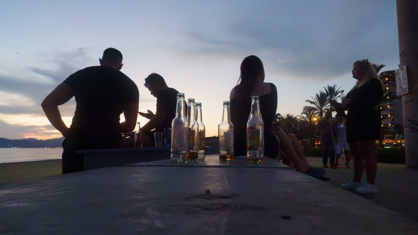 Leere Alkoholflaschen am Strand von Mallorca: Die Ballearen-Regierung verschärft die Gesetze - kein Alkohol mehr in Party-Zonen. (Foto: IMAGO, IMAGO / Chris Emil Janßen)