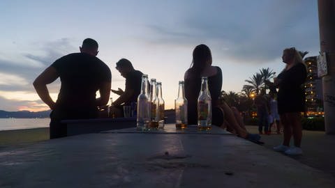 Leere Alkoholflaschen am Strand von Mallorca: Die Ballearen-Regierung verschärft die Gesetze - kein Alkohol mehr in Party-Zonen.