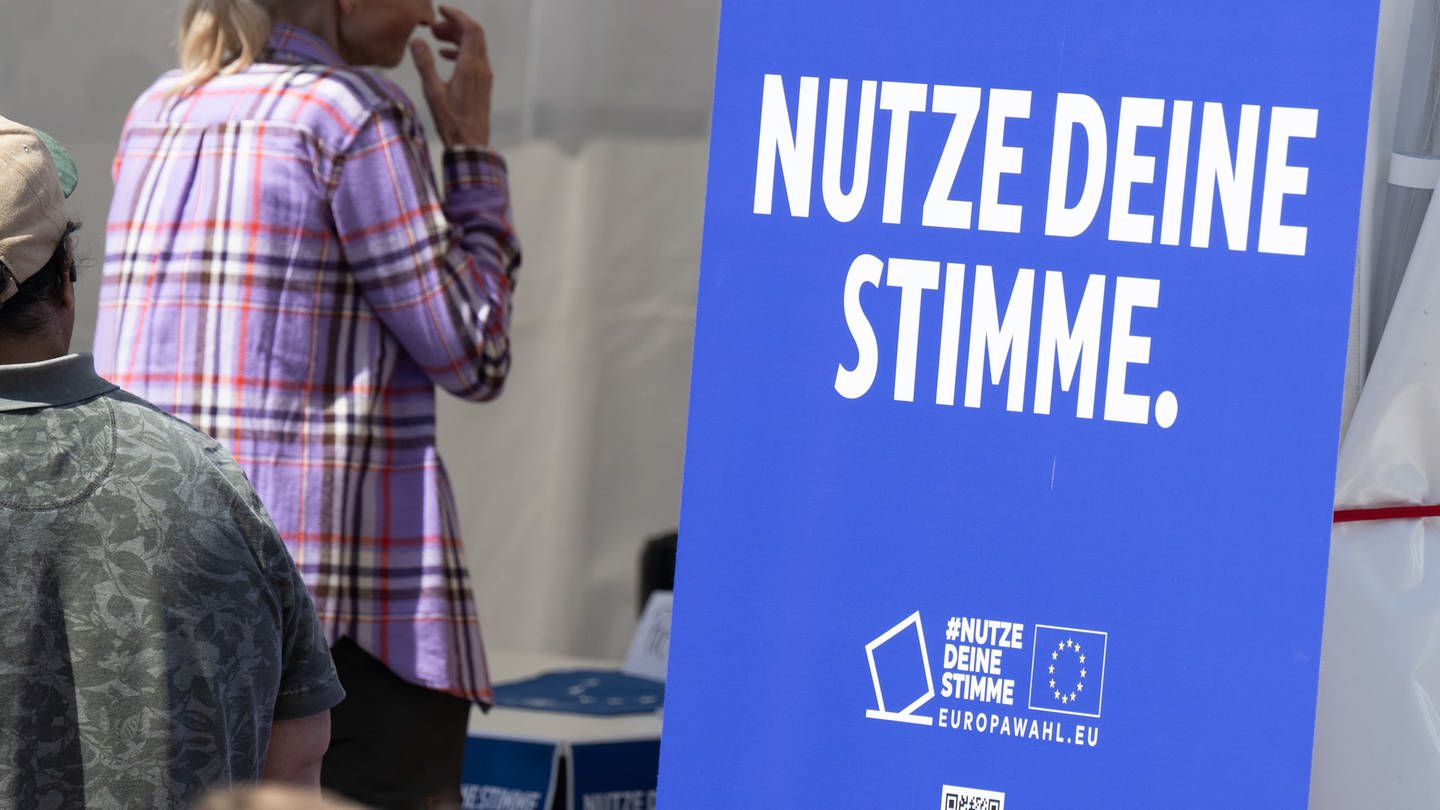 «Nutze Deine Stimme» steht auf einem Plakat auf dem Europafest in Frankfurt am Main. Die Wahl zum Europäischen Parlament findet vom 6. bis zum 9. Juni 2024 statt. (Foto: dpa Bildfunk, picture alliance/dpa | Boris Roessler)
