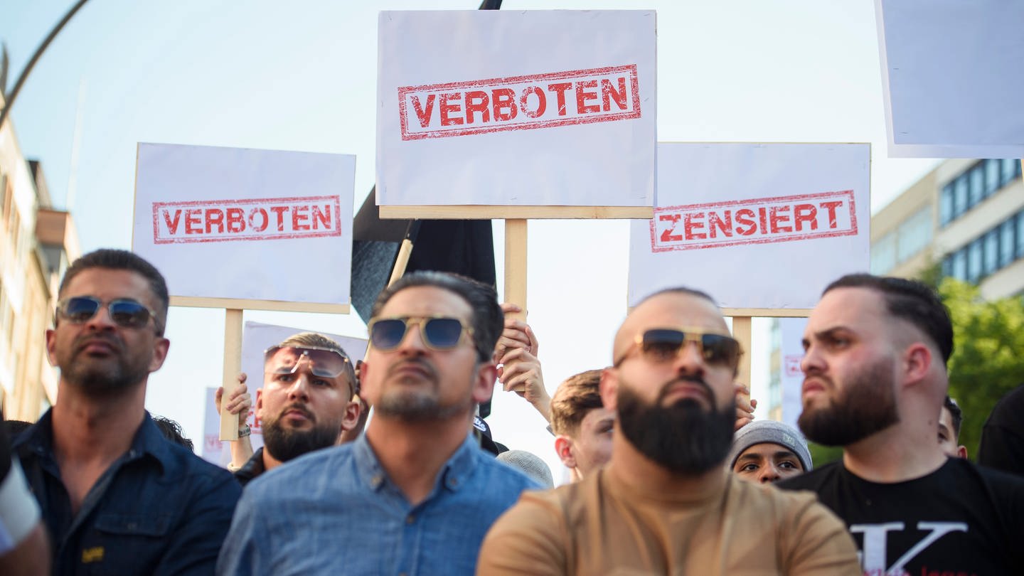 Demonstranten halten Schilder mit den Aufdrucken «Verboten» und «Zensiert» auf einer Kundgebung des islamistischen Netzwerks Muslim Interaktiv im Hamburger Stadtteil St. Georg in die Höhe. (Foto: dpa Bildfunk, picture alliance/dpa | Gregor Fischer)