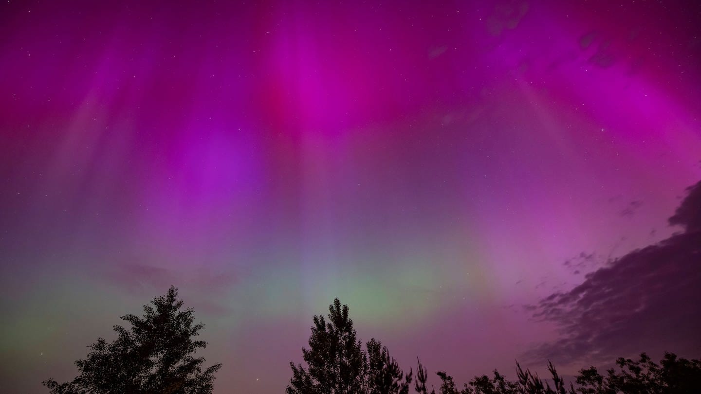 Bunte Polarlichter über Deutschland: Ein extremer Sonnensturm trifft aktuell auf die Erde und erzeugt das Naturspektakel am Nachthimmel. (Foto: IMAGO, IMAGO / Krauthöfer)