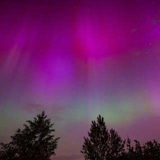 Bunte Polarlichter über Deutschland: Ein extremer Sonnensturm trifft aktuell auf die Erde und erzeugt das Naturspektakel am Nachthimmel.
