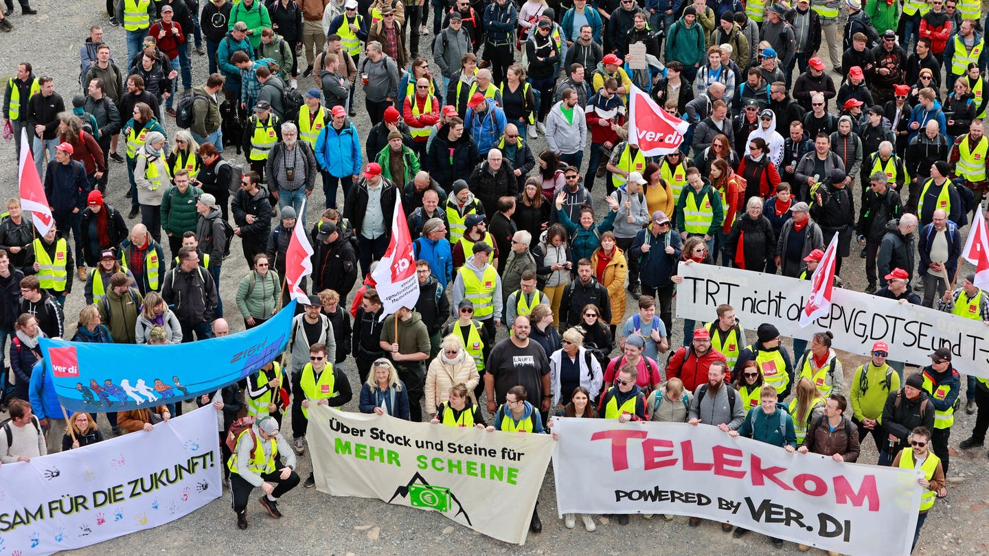 Beschäftigte der Telekom bei einem Warnstreik der Gewerkschaft ver.di (Foto: dpa Bildfunk, picture alliance/dpa | Matthias Bein)