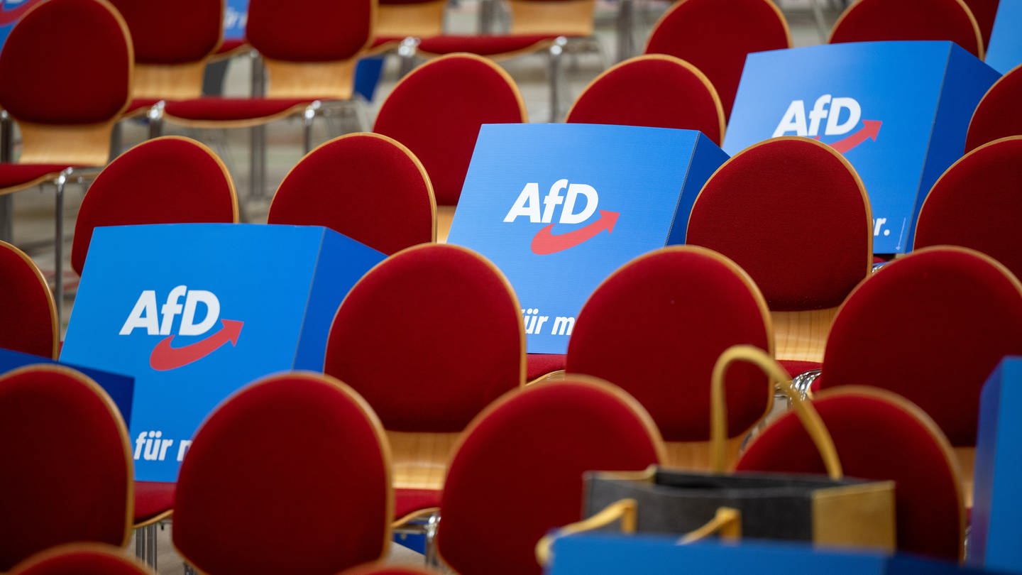 Pappaufsteller mit dem Logo der AfD liegen vor Beginn des Landesparteitags der AfD Brandenburg auf den Stühlen in der Wiesenhalle. (Foto: dpa Bildfunk, picture alliance/dpa | Monika Skolimowska)
