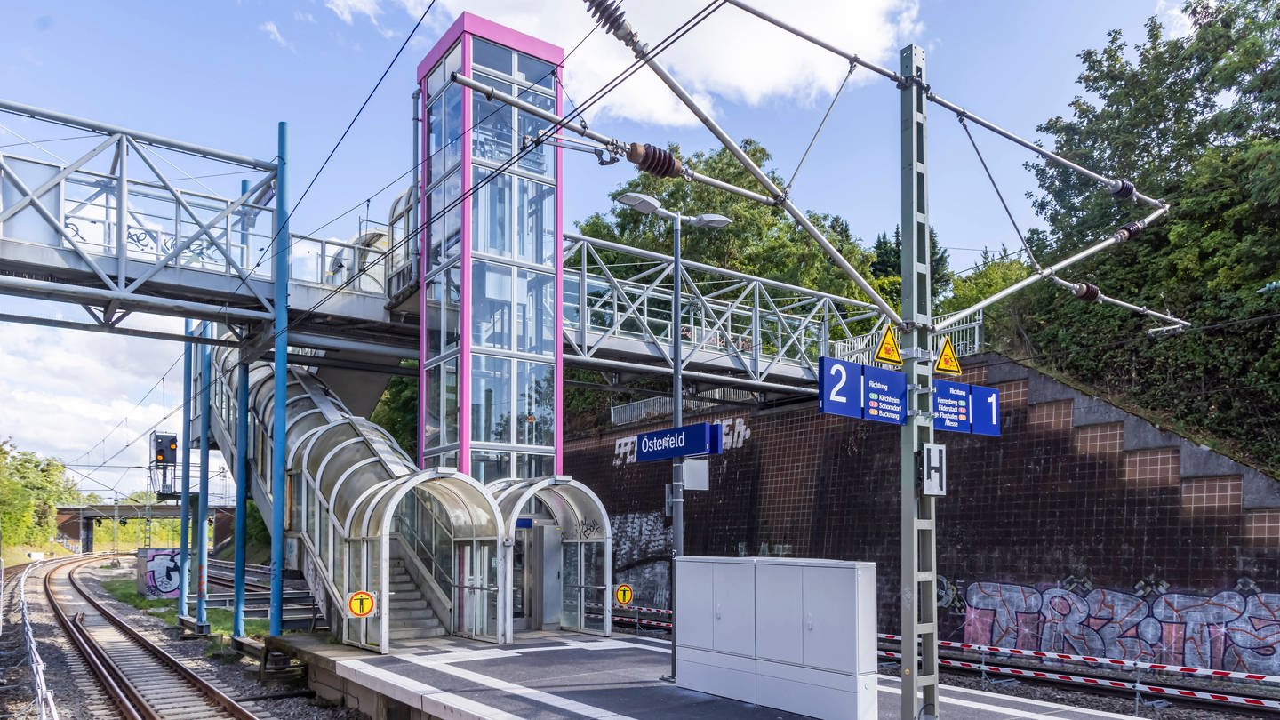 Stuttgart: An der S-Bahn-Haltestelle Österfeld soll es zu einer Auseinandersetzung gekommen sein, wobei ein 22-Jähriger auf die Gleise fiel. (Foto: IMAGO, IMAGO / Arnulf Hettrich)