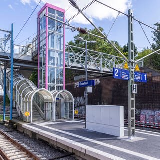 Stuttgart: An der S-Bahn-Haltestelle Österfeld soll es zu einer Auseinandersetzung gekommen sein, wobei ein 22-Jähriger auf die Gleise fiel.