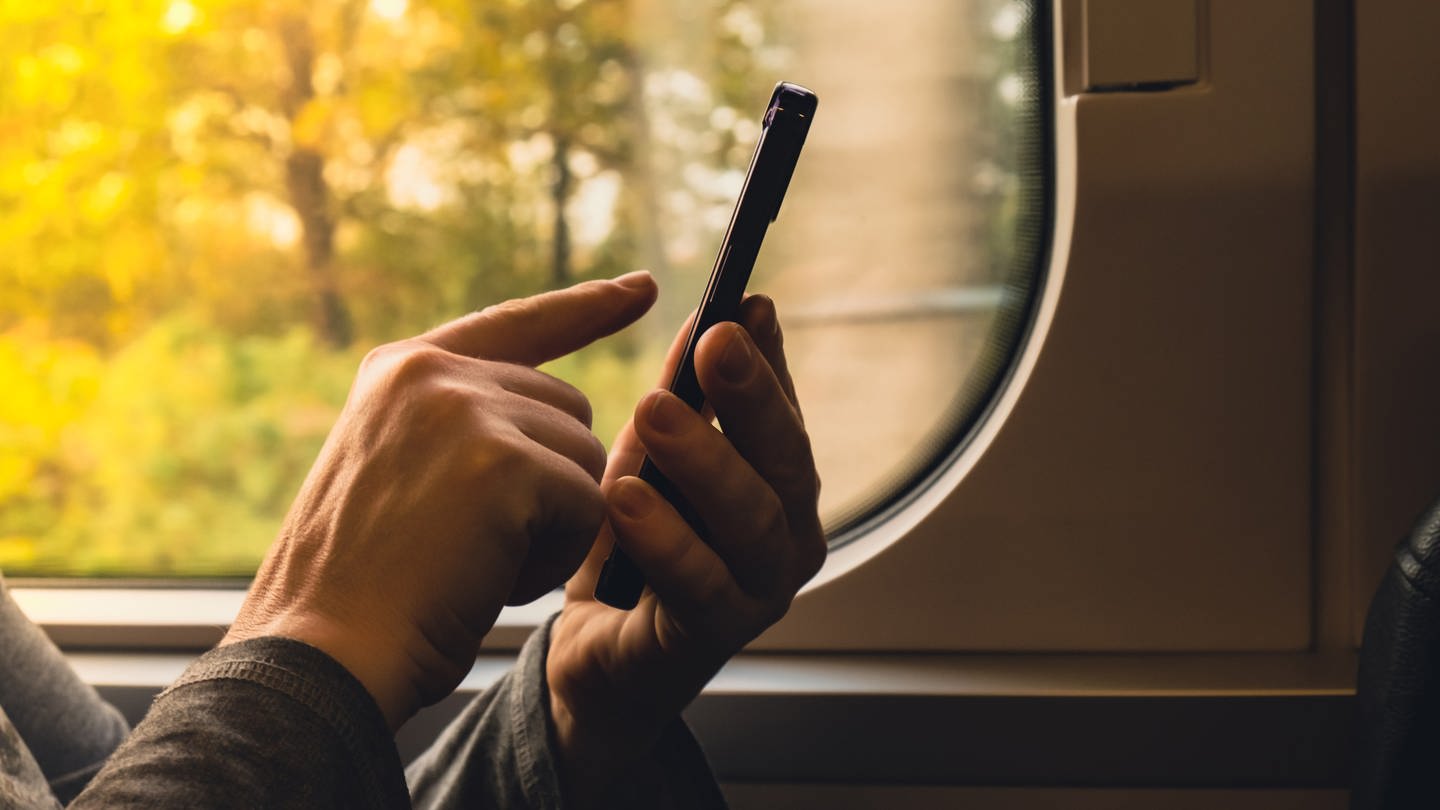 In einem Zug in Bayern wollte ein Mann seine Sitznachbarin etwas fragen und zeigte ihr sein Handy mit einer Übersetzungsapp. Daraufhin musste der ganze Zug evakuiert werden. (Foto: IMAGO, IMAGO / Pond5 Images)