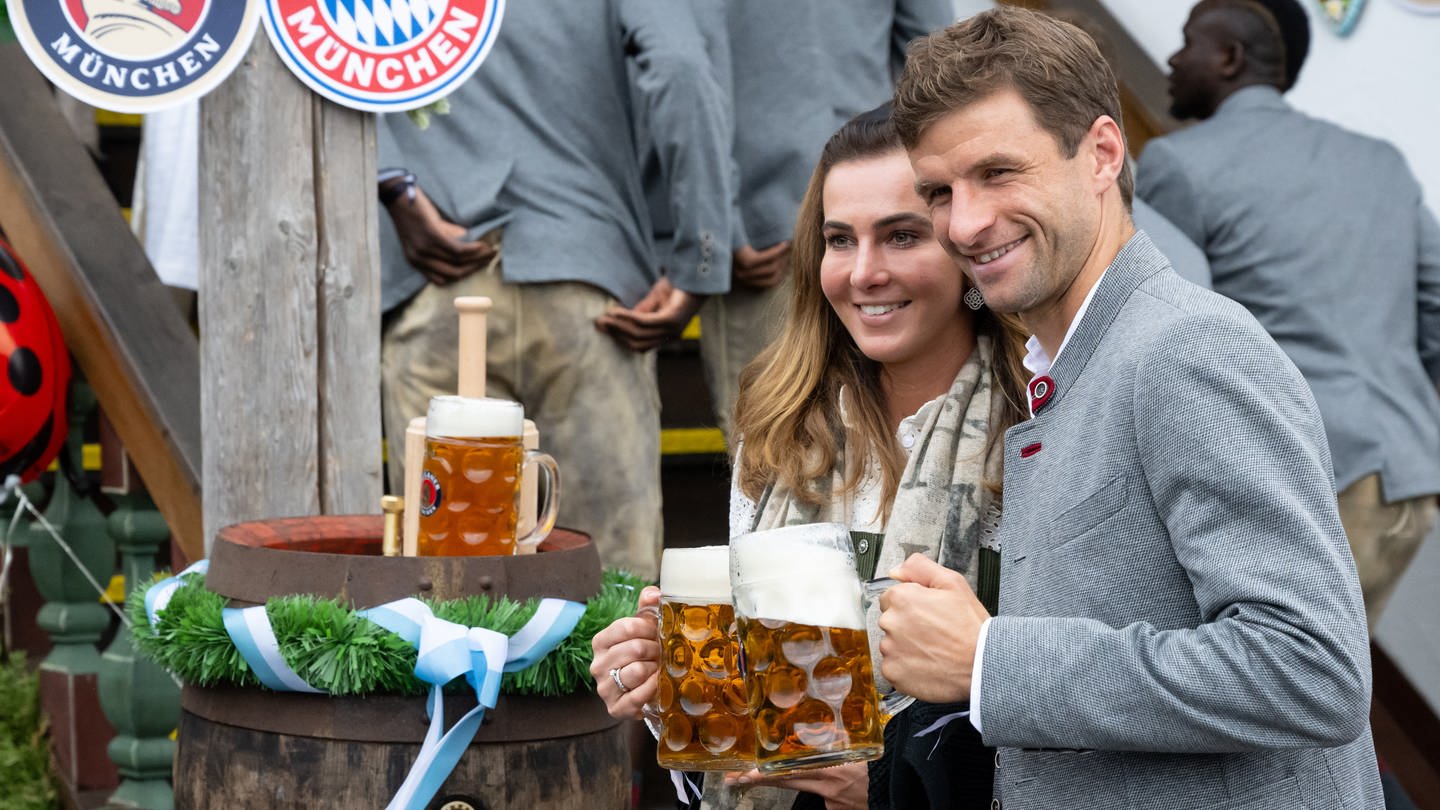Thomas Müller vom FC Bayern München und seine Frau Lisa kommen in das Käferzelt auf dem Oktoberfest auf der Theresienwiese. (Foto: dpa Bildfunk, picture alliance/dpa | Sven Hoppe)