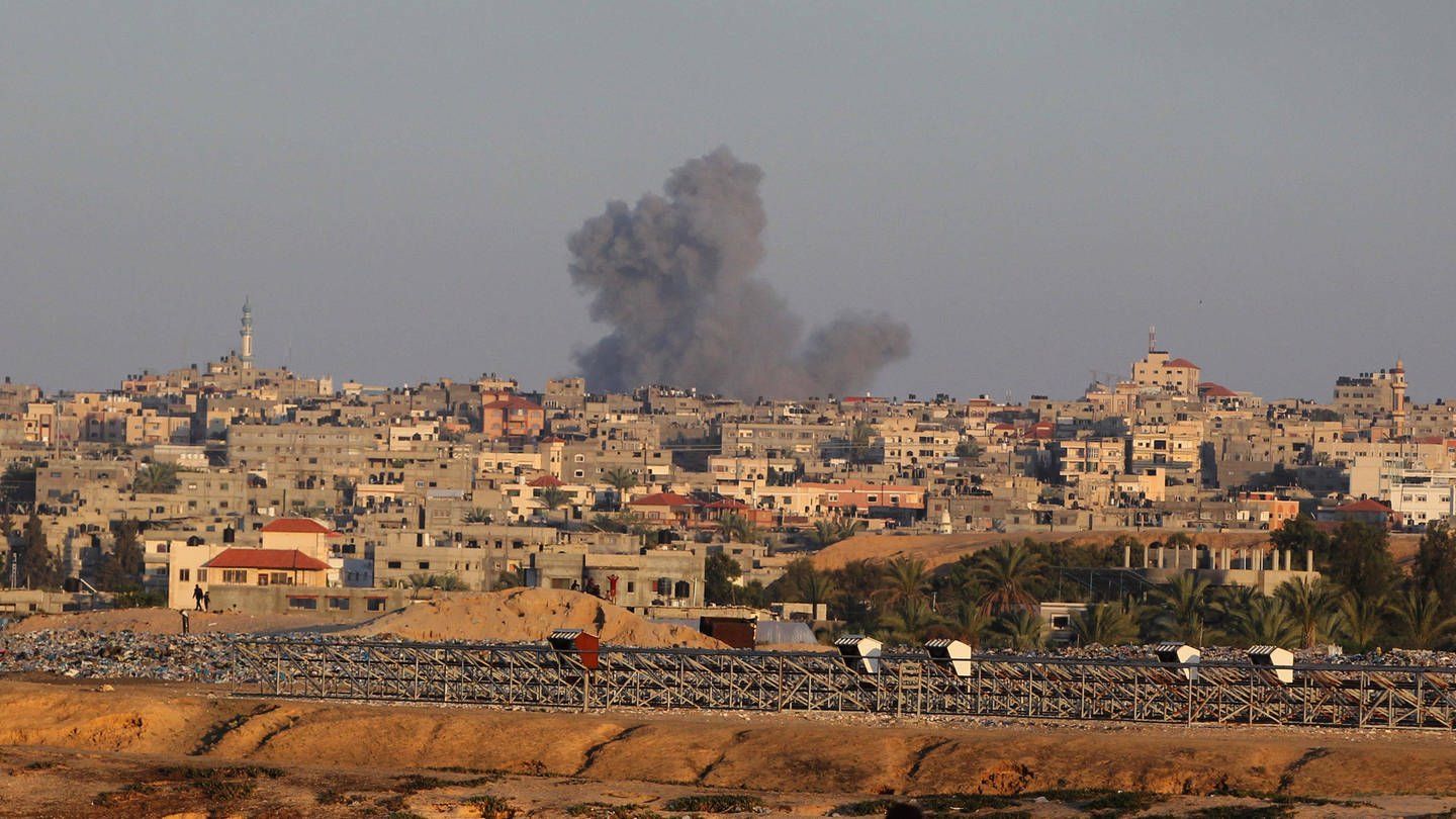 Rauch steigt aus Rafah auf. (Foto: IMAGO, IMAGO / Xinhua)