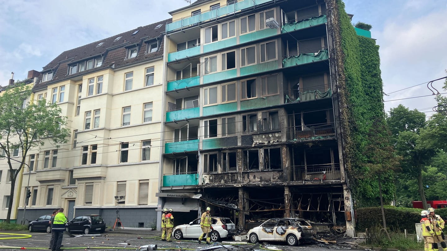 Eine Explosion in einem Kiosk in Düsseldorf hat ein Feuer in einem Wohnhaus verursacht. (Foto: dpa Bildfunk, Picture Alliance)