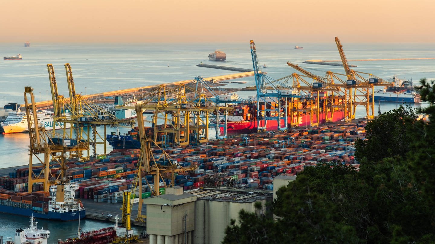 Containerhafen in Barcelona: Spanien verbietet Schiffen mit Waffen für Israel anzulegen. (Foto: IMAGO, IMAGO / Robert Poorten)