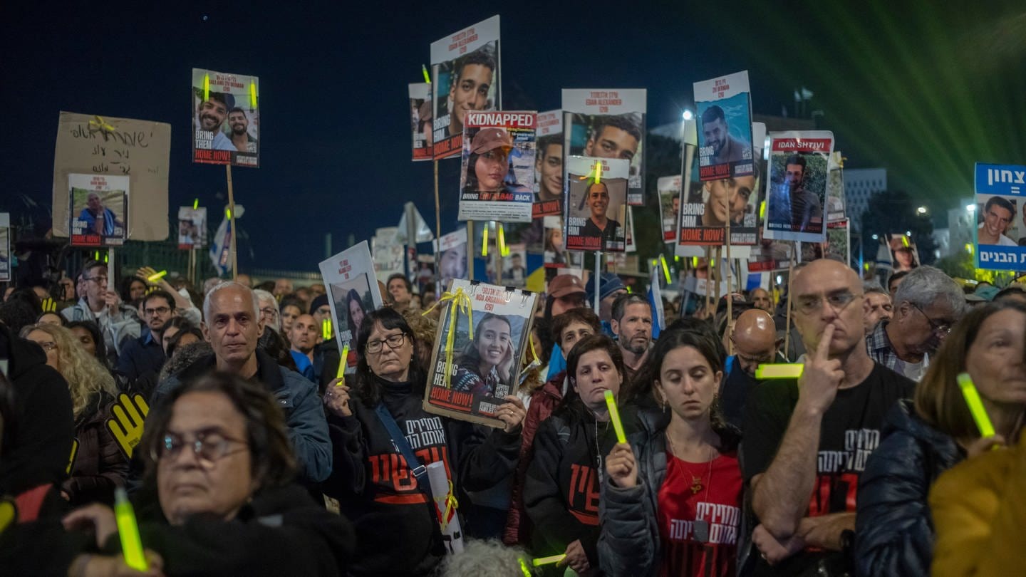 Israelis demonstrieren für die Befreiung der Geiseln: Drei Geiseln wurden tot in Gasa gefunden, darunter Shani Louk (Foto: dpa Bildfunk, picture alliance/dpa | Ilia Yefimovich)