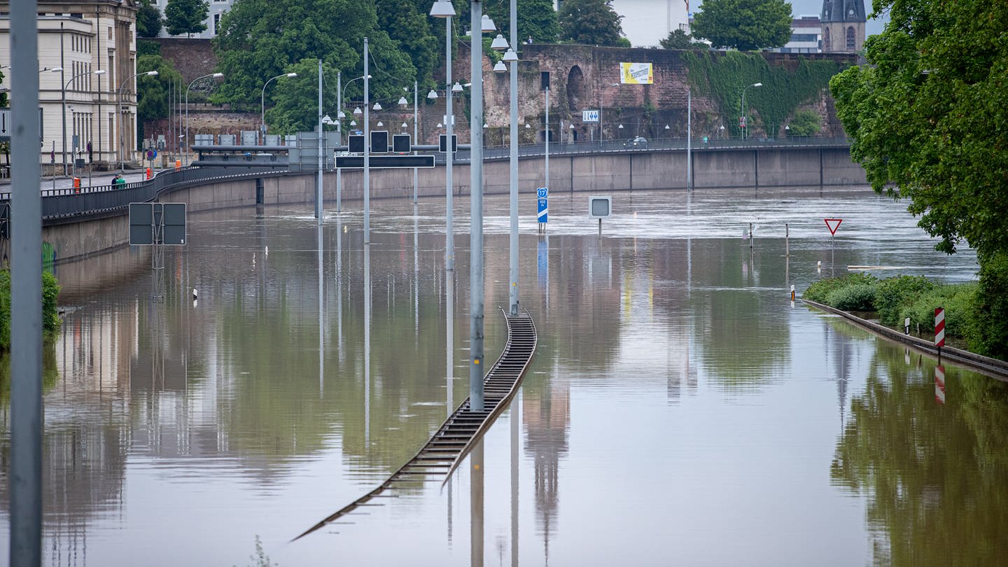 Die Stadtautobahn A620 steht unter Wasser. Heftiger Dauerregen hat im Saarland vielfache Überflutungen und Erdrutsche verursacht. (Foto: dpa Bildfunk, picture alliance/dpa | Laszlo Pinter)