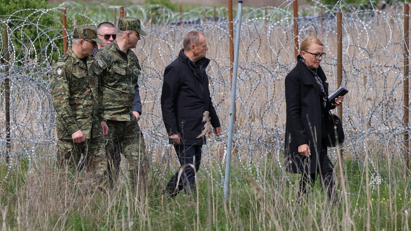 Das hat der Ministerpräsident Tusk bekanntgegeben. Was es mit diesem teuren Zaun auf sich hat, erfährst du hier. (Foto: dpa Bildfunk, Picture Alliance)