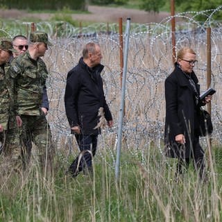 Das hat der Ministerpräsident Tusk bekanntgegeben. Was es mit diesem teuren Zaun auf sich hat, erfährst du hier.