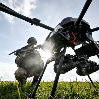 SYMBOLBILD Ukraine-Krieg: Ein Soldat startet eine Drohne, ein ukrainisches unbemanntes Kampfflugzeug (UCAV), das eine Nutzlast von bis zu 15 kg hat und mit einer Wärmebildkamera ausgestattet ist.