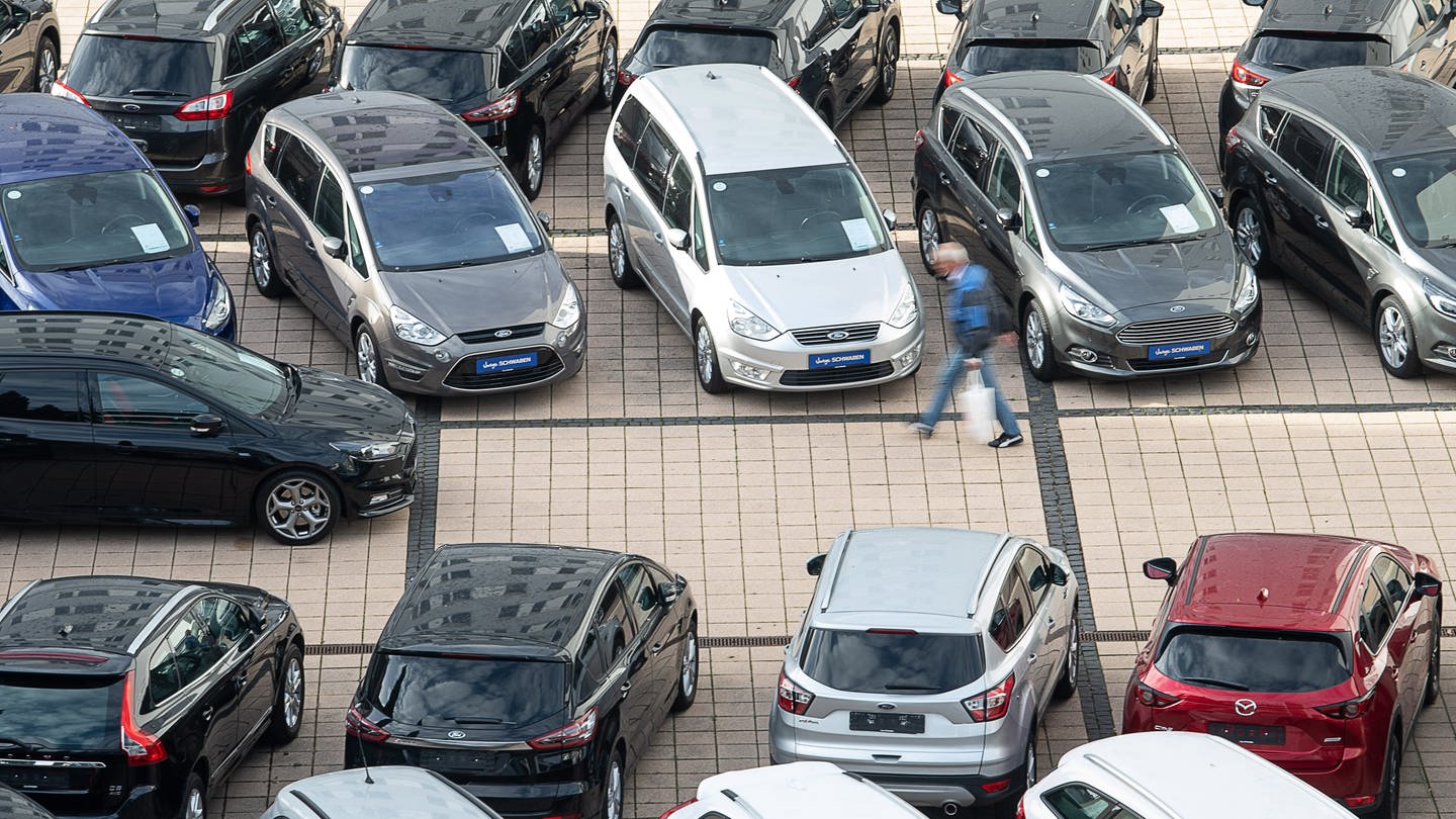 Viele Gebrauchtwagen bei einem Händler (Foto: dpa Bildfunk, picture alliance/dpa | Sebastian Gollnow)