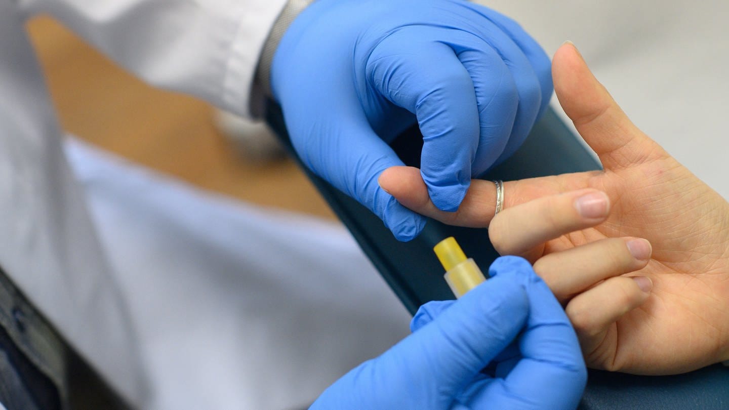 Blutentnahme für einen HIV-Tes - Hier kannst du dich kostenlos auf HIV testen lassen (Foto: dpa Bildfunk, picture alliance/dpa/dpa-Zentralbild | Klaus-Dietmar Gabbert)