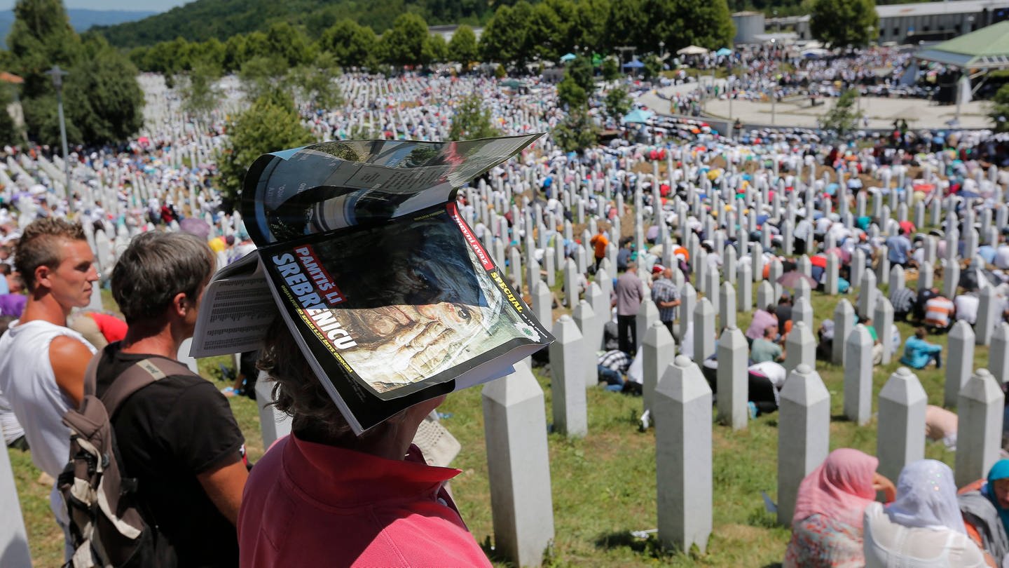 Tausende Menschen vor der Gedenkstätte in Srebrenica. (Foto: dpa Bildfunk, picture alliance / dpa | Valdrin Xhemaj)