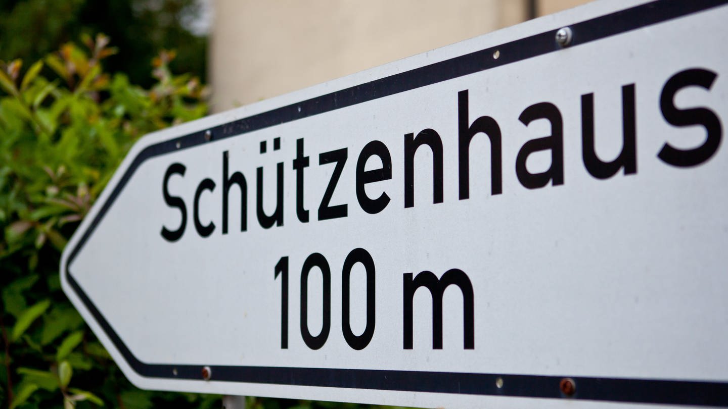 Ein Schild weist den Weg zum Schützenhaus. (zu dpa: «Rassistische Gesänge auch auf Schützenfest bei Vechta - Ermittlungen») (Foto: dpa Bildfunk, picture alliance/dpa | Daniel Karmann)