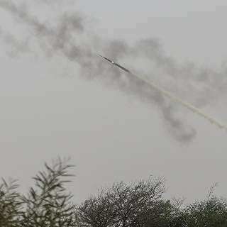 ARCHIV - Eine Rakete wird während einer gemeinsamen Militärübung namens «Hard Corner 4» in der Ausbildungseinrichtung der Izz al-Din al-Qassam-Brigaden abgefeuert, um den Jahrestag des israelischen Rückzugs aus dem Gazastreifen 2005 zu feiern.