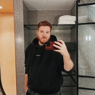 Streamer Simon Unge auf einem Selfie vor einem Spiegel