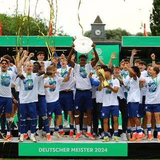 Die U19 der TSG 1899 Hoffenheim hat die deutsche Meisterschaft geholt. Durch den Sieg im DFB-Pokal gegen den SC Freiburg sind sie sogar Double-Sieger!
