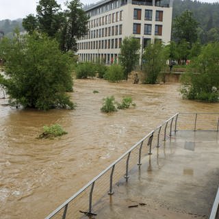 Die Rems in Schwäbisch Gmünd (BW) ist am Samstag über die Ufer getreten. Nach den ergiebigen Regenfällen der letzten Tage wird Hochwasser erwartet.