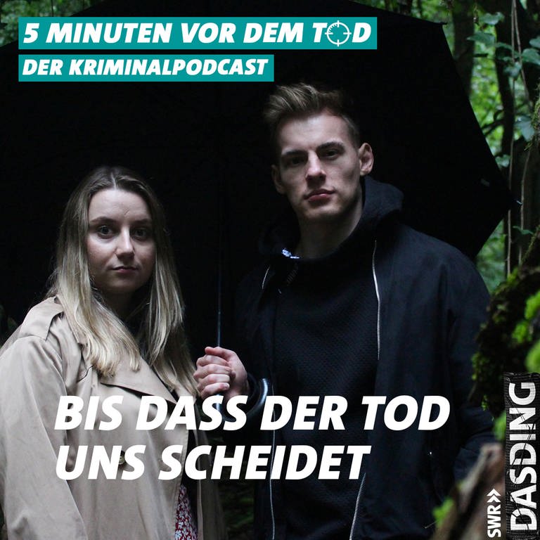True Crime Podcast 5 Minuten vor dem Tod Luisa und Joost unter einem Regenschirm im Wald (Foto: SWR DASDING)