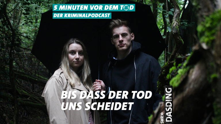 True Crime Podcast 5 Minuten vor dem Tod Luisa und Joost unter einem Regenschirm im Wald (Foto: DASDING)