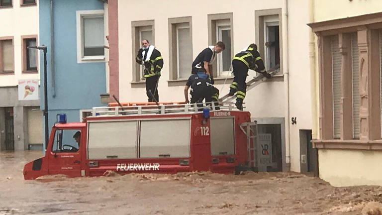 Feuerwehr rettet Menschen vor der Flut aus ihrem Haus. (Foto: DASDING, Feuerwehr Trier / Ernst Mettlach)