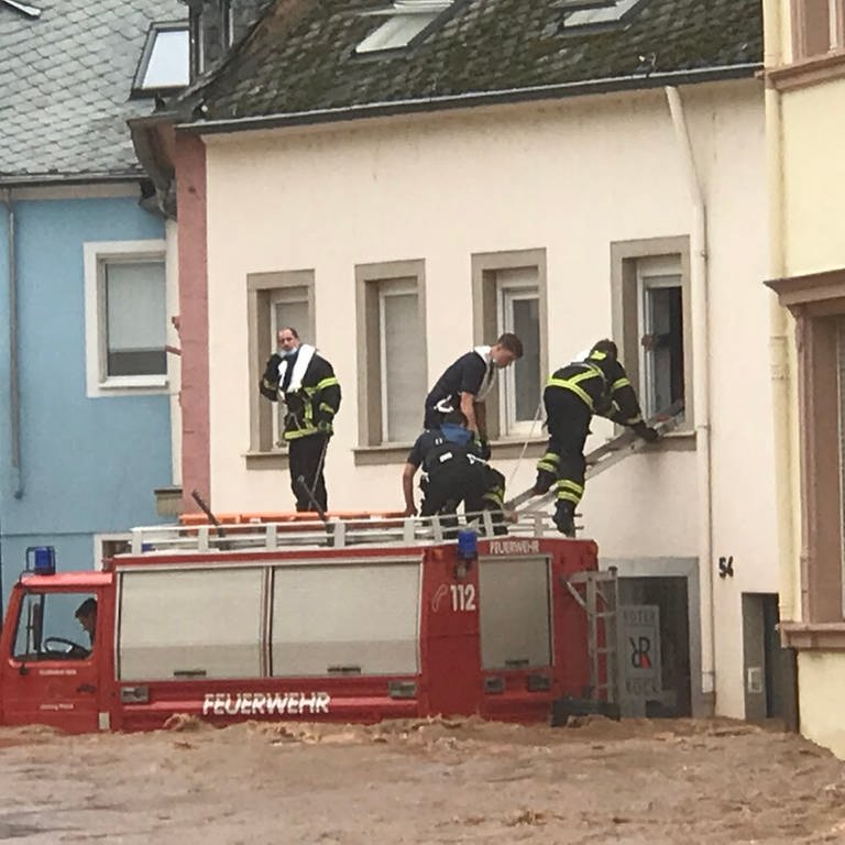 Feuerwehr rettet Menschen vor der Flut aus ihrem Haus. (Foto: DASDING, Feuerwehr Trier / Ernst Mettlach)