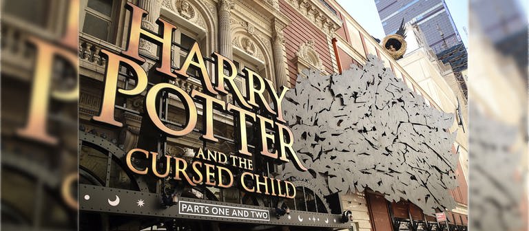 Großes "Harry Potter and the Cursed Child"-Schild am Broadway, zur Eröffnung des Theaterstücks am Broadway in New York. (Foto: picture-alliance / dpa)