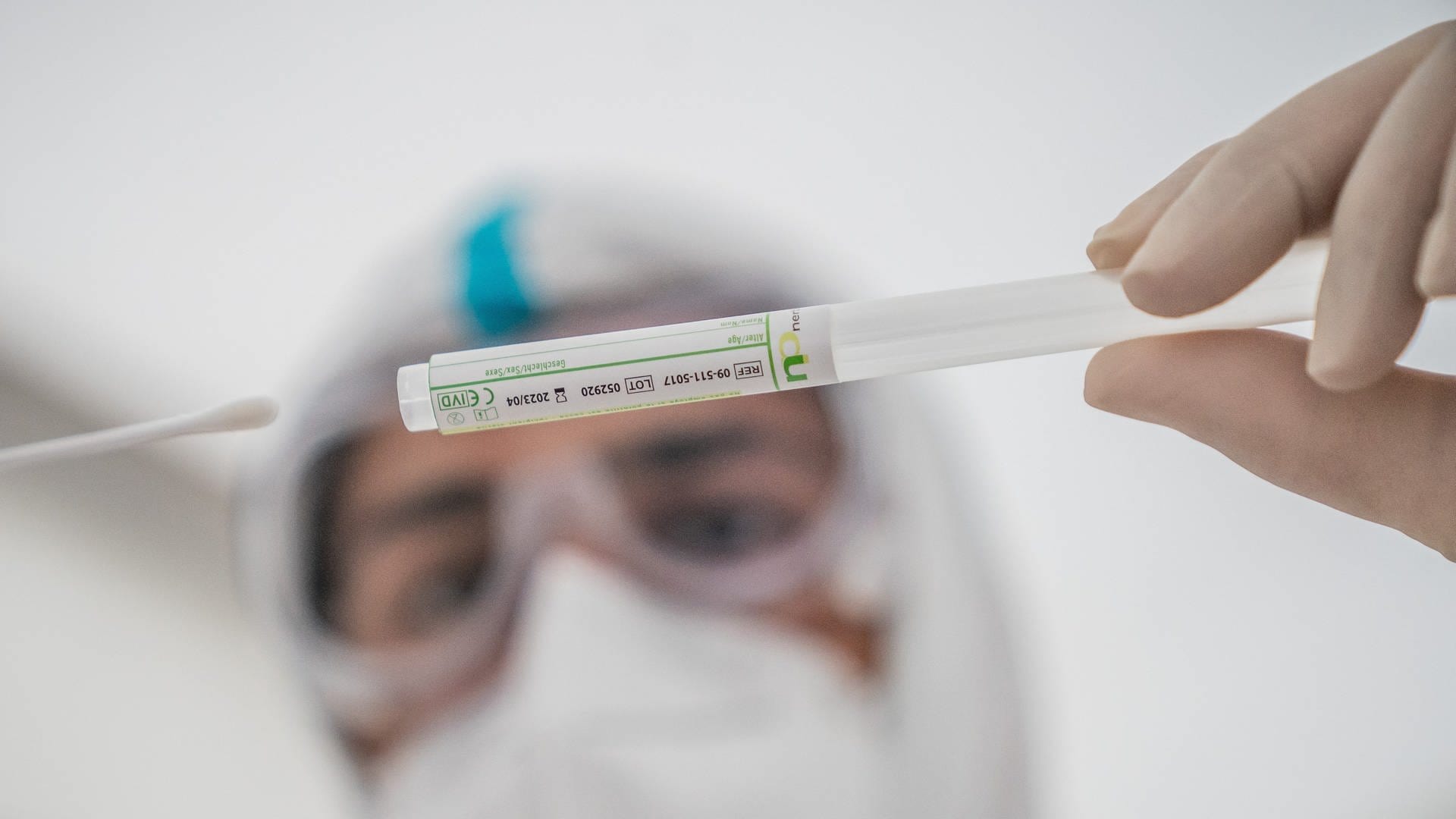 Ein Mitglied des medizinischen Personals in einem Corona-Testzentrum steckt ein Wattestäbchen nach einem PCR-Abstrich zum Test auf Covid-19 in ein Röhrchen.  (Foto: dpa Bildfunk, picture alliance/dpa | Michael Kappeler)