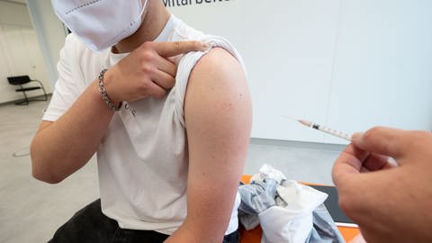 Wenn sie es wollen können auch Jugendliche sich gegen Corona impfen lassen - wenn der Arzt zustimmt. (Foto: dpa Bildfunk, picture alliance/dpa | Marijan Murat)