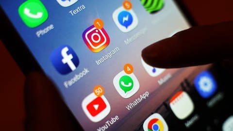 Ein Blick auf ein Smartphone mit den verschiedenen Social Media Apps, wie Facebook, Instagram, YouTube und WhatsApp. (Foto: DASDING, picture alliance/dpa/PA Wire | Yui Mok)
