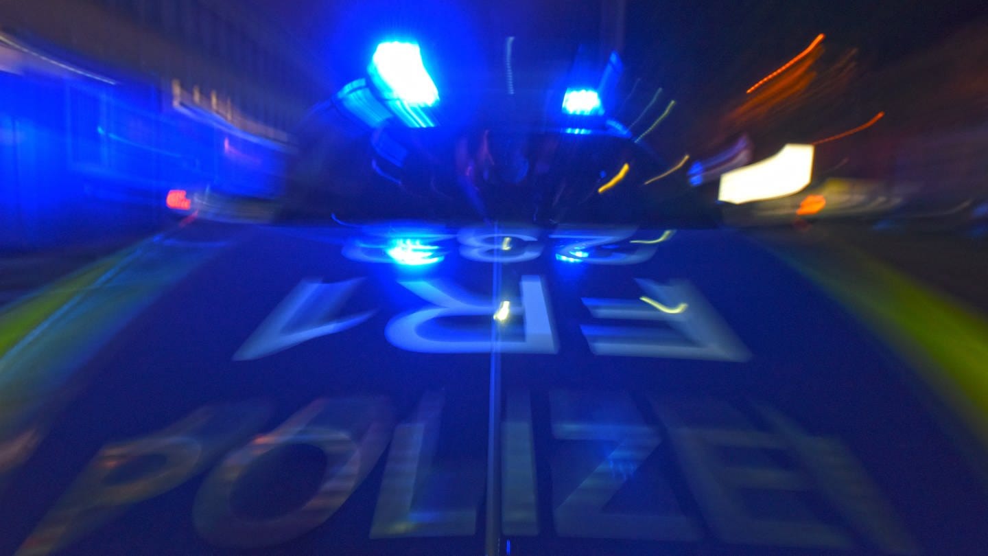 Ein Polizeifahrzeug steht mit Blaulicht auf der Straße. (Foto: dpa Bildfunk, picture alliance/dpa | Patrick Seeger)