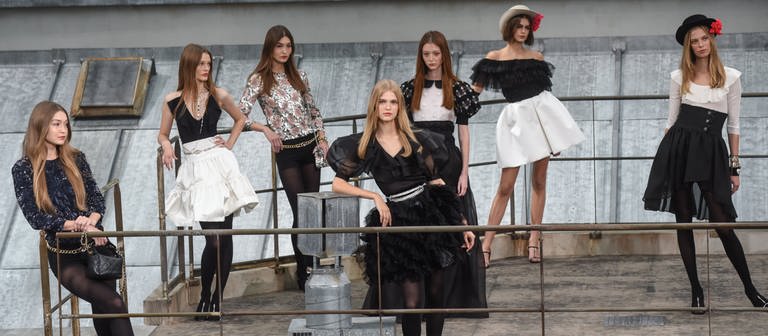 Gigi Hadid mit weiteren Models bei der Fashion Week (Foto: IMAGO, imago images / Starface)