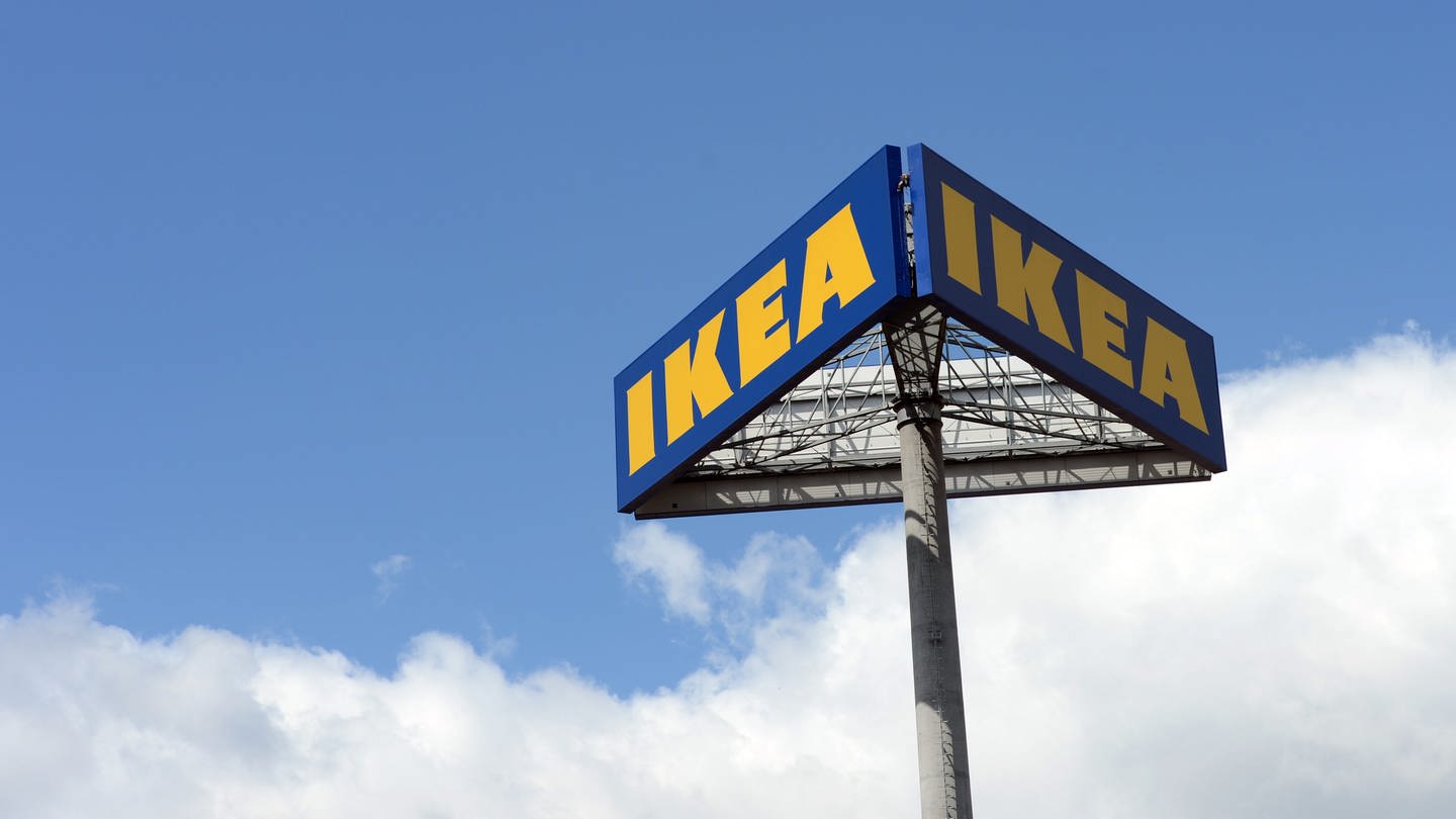 Ikea-Logo auf einem Mast