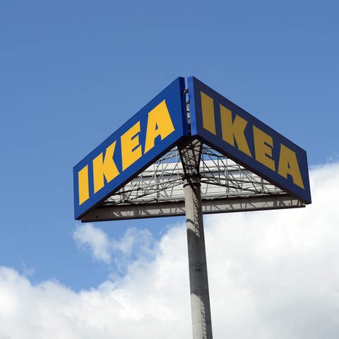Ikea-Logo auf einem Mast (Foto: dpa Bildfunk, Picture Alliance)