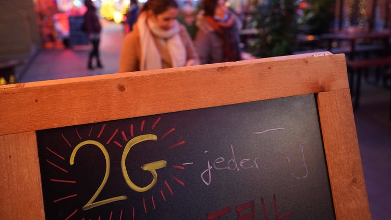 „2G - jeden Tag“ steht auf einer Tafel vor einer Bar am Spielbudenplatz auf St. Pauli. (Symbolbild) (Foto: dpa Bildfunk, picture alliance/dpa | Marcus Brandt)