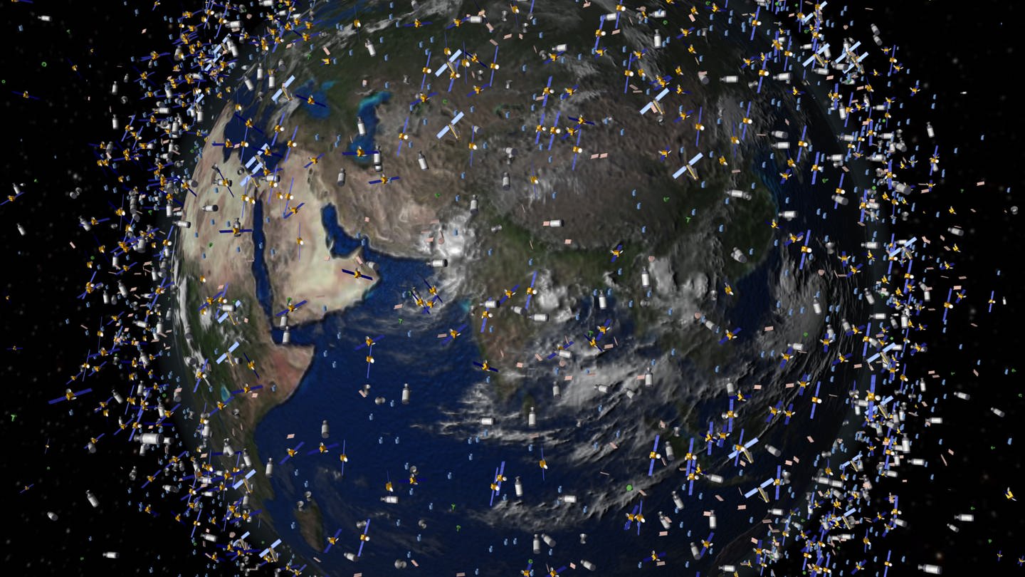 Das computergenerierte Bild der European Space Agency (ESA) zeigt Weltraummüll früherer Weltraummissionen, der neben intakten Satelliten um die Erde kreist (Foto: dpa Bildfunk, picture alliance/dpa/ESA | ESA)