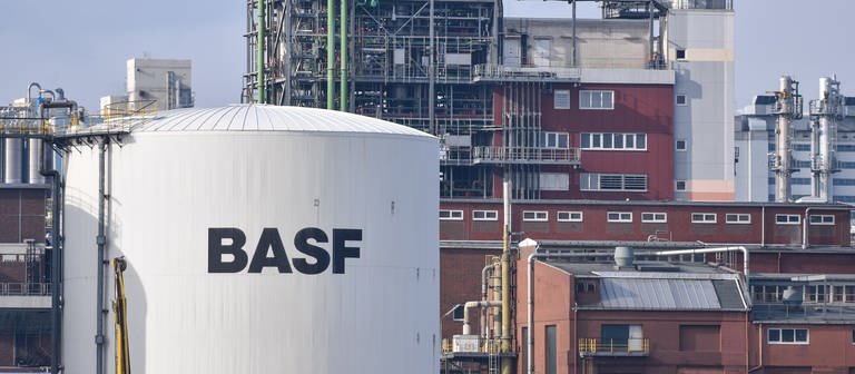 Ein Tankbehälter mit der Aufschrift «BASF» in Ludwigshafen (Rheinland-Pfalz) auf dem Werksgelände des Chemiekonzerns BASF. (Foto: dpa Bildfunk, picture alliance / Uwe Anspach/dpa | Uwe Anspach)