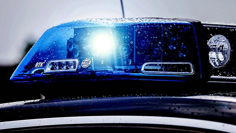 Eingeschaltete Blaulichtsirene eines Polizeiautos (Foto: dpa Bildfunk, picture alliance / Fotostand | Fotostand / K. Schmitt)