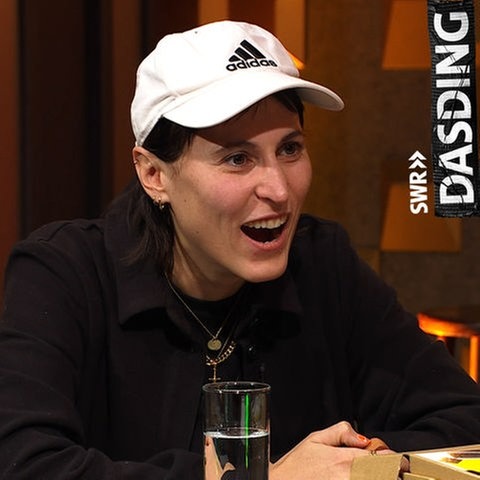 Mine und Host Lukas versuchen Nasenflöte zu spielen (Foto: DASDING)