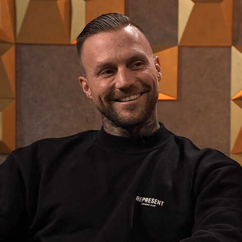 Kontra K kriegt Lachkick – Heiße CD-Cover & Fanfiction im Whirlpool I Interview mit Lukas von DASDING (Foto: DASDING)